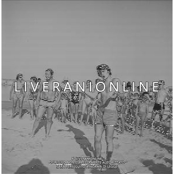 Neg- RETROSPETTIVA ALDO REGGIANI ATTORE NELLA FOTO AL MARE SULLA SPIAGGIA DI RICCIONE NELL\'ANNO 1969 AG ALDO LIVERANI SAS