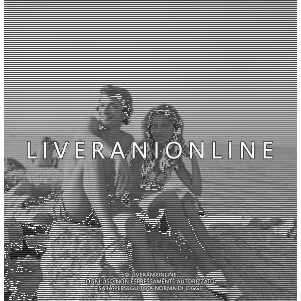 Neg- RETROSPETTIVA ALDO REGGIANI ATTORE NELLA FOTO AL MARE SULLA SPIAGGIA DI RICCIONE NELL\'ANNO 1969 AG ALDO LIVERANI SAS