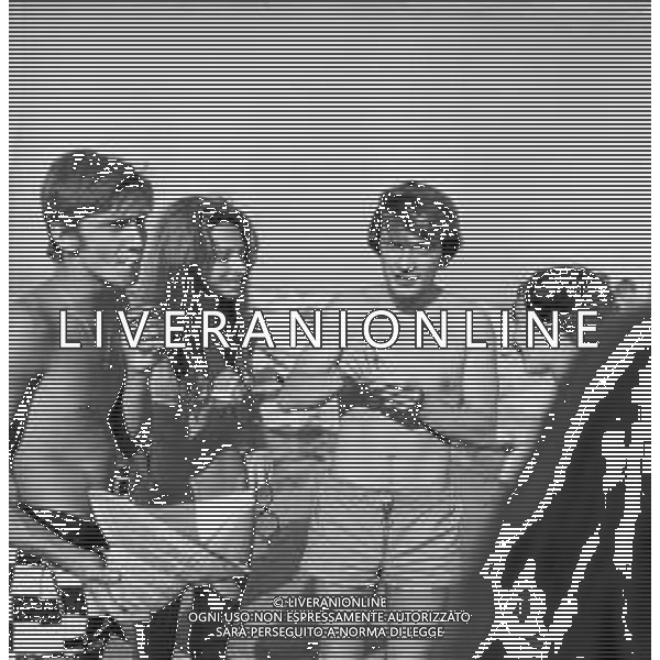 Neg- RETROSPETTIVA ALDO REGGIANI ATTORE NELLA FOTO AL MARE SULLA SPIAGGIA DI RICCIONE NELL\'ANNO 1969 AG ALDO LIVERANI SAS