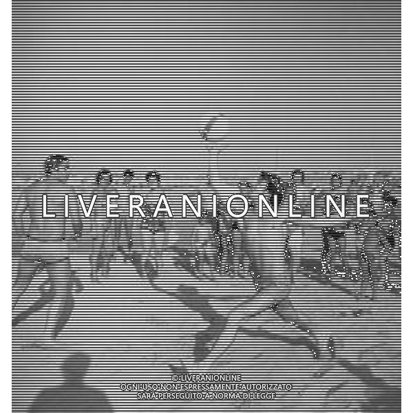 Neg- RETROSPETTIVA ALDO REGGIANI ATTORE NELLA FOTO AL MARE SULLA SPIAGGIA DI RICCIONE NELL\'ANNO 1969 AG ALDO LIVERANI SAS