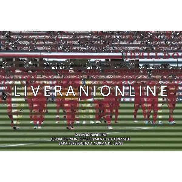 Players of US Catanzaro 1929 applauds fans during the Italian Serie B match SSC Bari vs US Catanzaro 1929 on September 24, 2023 at the San Nicola stadium in Bari, Italy. Photo by Emmanuele Mastrodonato/ag. Aldo Liverani sas ©Emmanuele Mastrodonato / AGENZIA ALDO LIVERANI SAS