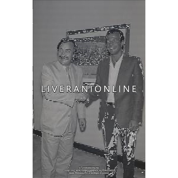 NEG-RETROSPETTIVA LUCIANO SPINOSI CALCIATORE NELLA FOTO LUCIANO SPINOSI CON SILVANO RAMACCIONI NELLA SEDE DEL MILAN NELL\'ANNO 1983-1984 AG ALDO LIVERANI SAS  