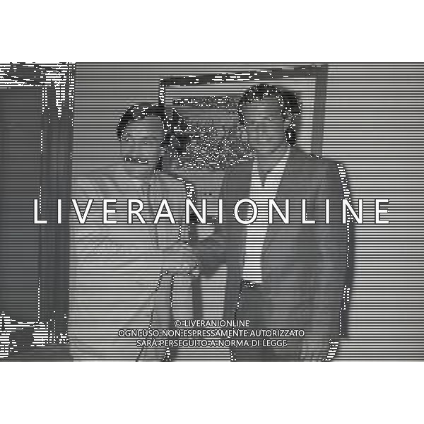 NEG-RETROSPETTIVA LUCIANO SPINOSI CALCIATORE NELLA FOTO LUCIANO SPINOSI CON SILVANO RAMACCIONI NELLA SEDE DEL MILAN NELL\'ANNO 1983-1984 AG ALDO LIVERANI SAS  