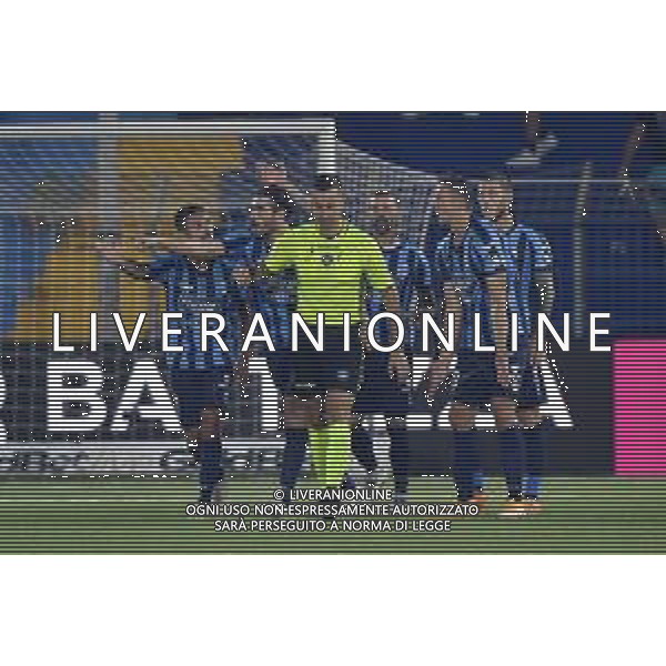 TVRG Lecco vs FeralpiSalo\' nella foto proteste Lecco conn l\'arbitro Daniele Rutella di Enna dopo il gol del 2 a 1 FeralpiSalo\' Lecco 26-09-2023 Stadio Rigamonti Ceppi Campionato Serie BKT - 7a giornata foto Roberto Garavaglia/ag. Aldo Liverani sas