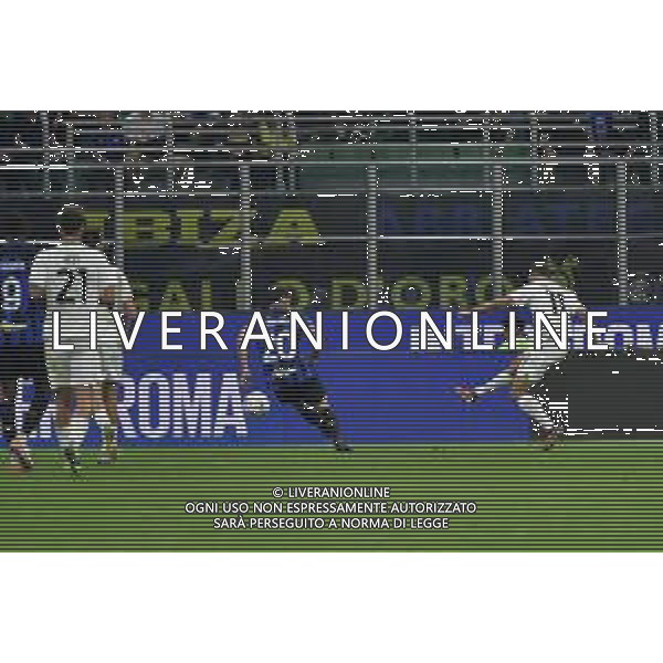 Inter vs Sassuolo nella foto Nedim Bajrami (Sassuolo) segna il gol dell\'1 a 1 Milano 27-09-2023 Stadio Giuseppe Meazza - San Siro Campionato Serie A TIM - 6a giornata foto Roberto Garavaglia/ag. Aldo Liverani sas
