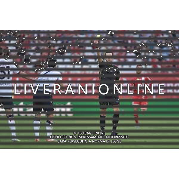 TVRG Monza vs Bologna nella foto l\'arbitro Ivano Pezzuto di Lecce ammonisce Riccardo Orsolini (Bologna) Monza 28-09-2023 U-Power Stadium Campionato Serie A TIM - 6a giornata foto Roberto Garavaglia/ag. Aldo Liverani sas/AGENZIA ALDO LIVERANI SAS