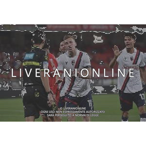 TVRG Monza vs Bologna nella foto proteste Bologna con l\'arbitro Ivano Pezzuto di Lecce dopo il gol annullato a Lewis Ferguson (Bologna) Monza 28-09-2023 U-Power Stadium Campionato Serie A TIM - 6a giornata foto Roberto Garavaglia/ag. Aldo Liverani sas