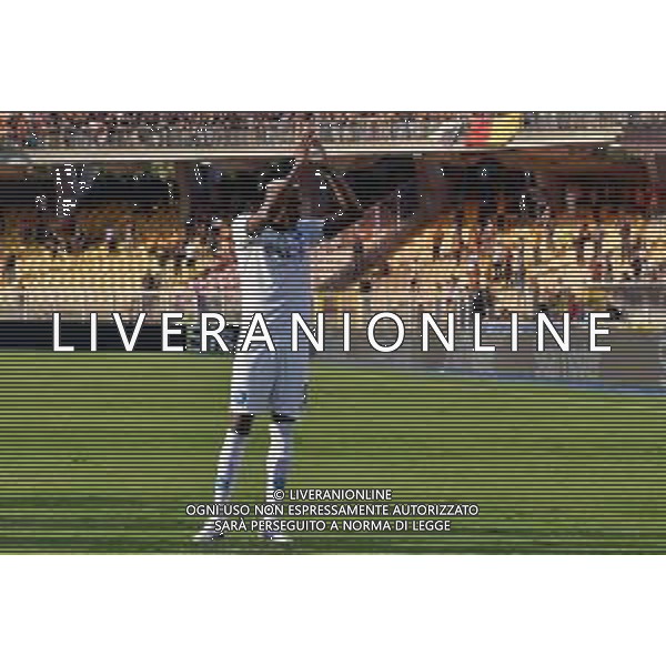 Victor Osimhen (SSC Napoli) applauds fans during the Italian soccer Serie A match US Lecce vs SSC Napoli on September 30, 2023 at Via del Mare Stadium in Lecce, Italy. Photo by Emmanuele Mastrodonato/ag. Aldo Liverani sas/AGENZIA ALDO LIVERANI SAS