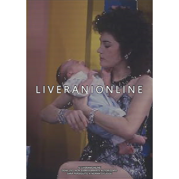 DIAP-RETROSPETTIVA LORY DEL SANTO ATTRICE NELLA FOTO LORY DEL SANTO A MILANO DURANTE LA TRASMISSIONE TELEVISIVA “DRIVE IN“ MENTRE ACCUDISCE IL FIGLIO CONOR CLAPTON NELL\'ANNO 1987 AG ALDO LIVERANI SAS