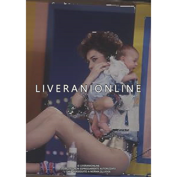 DIAP-RETROSPETTIVA LORY DEL SANTO ATTRICE NELLA FOTO LORY DEL SANTO A MILANO DURANTE LA TRASMISSIONE TELEVISIVA “DRIVE IN“ MENTRE ACCUDISCE IL FIGLIO CONOR CLAPTON NELL\'ANNO 1987 AG ALDO LIVERANI SAS