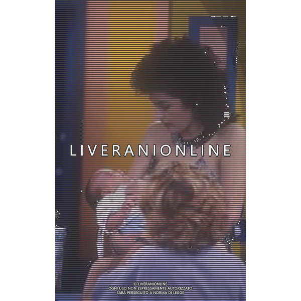 DIAP-RETROSPETTIVA LORY DEL SANTO ATTRICE NELLA FOTO LORY DEL SANTO A MILANO DURANTE LA TRASMISSIONE TELEVISIVA “DRIVE IN“ MENTRE ACCUDISCE IL FIGLIO CONOR CLAPTON NELL\'ANNO 1987 AG ALDO LIVERANI SAS