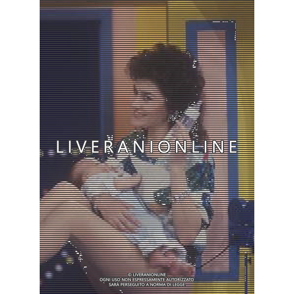 DIAP-RETROSPETTIVA LORY DEL SANTO ATTRICE NELLA FOTO LORY DEL SANTO A MILANO DURANTE LA TRASMISSIONE TELEVISIVA “DRIVE IN“ MENTRE ACCUDISCE IL FIGLIO CONOR CLAPTON NELL\'ANNO 1987 AG ALDO LIVERANI SAS
