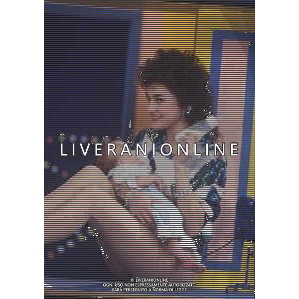 DIAP-RETROSPETTIVA LORY DEL SANTO ATTRICE NELLA FOTO LORY DEL SANTO A MILANO DURANTE LA TRASMISSIONE TELEVISIVA “DRIVE IN“ MENTRE ACCUDISCE IL FIGLIO CONOR CLAPTON NELL\'ANNO 1987 AG ALDO LIVERANI SAS