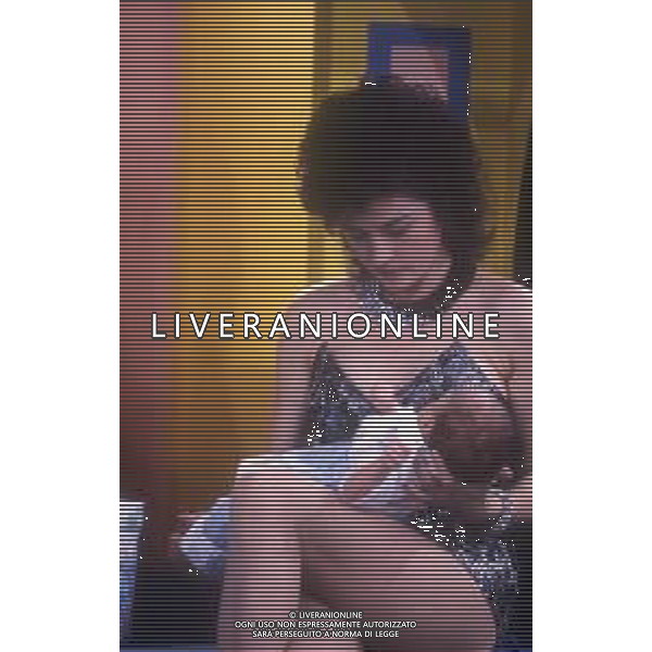 DIAP-RETROSPETTIVA LORY DEL SANTO ATTRICE NELLA FOTO LORY DEL SANTO A MILANO DURANTE LA TRASMISSIONE TELEVISIVA “DRIVE IN“ MENTRE ACCUDISCE IL FIGLIO CONOR CLAPTON NELL\'ANNO 1987 AG ALDO LIVERANI SAS