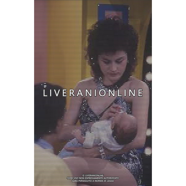 DIAP-RETROSPETTIVA LORY DEL SANTO ATTRICE NELLA FOTO LORY DEL SANTO A MILANO DURANTE LA TRASMISSIONE TELEVISIVA “DRIVE IN“ MENTRE ACCUDISCE IL FIGLIO CONOR CLAPTON NELL\'ANNO 1987 AG ALDO LIVERANI SAS