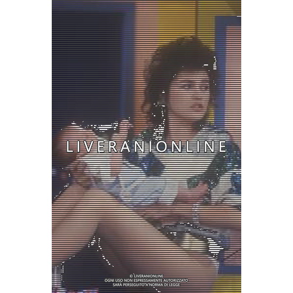 DIAP-RETROSPETTIVA LORY DEL SANTO ATTRICE NELLA FOTO LORY DEL SANTO A MILANO DURANTE LA TRASMISSIONE TELEVISIVA “DRIVE IN“ MENTRE ACCUDISCE IL FIGLIO CONOR CLAPTON NELL\'ANNO 1987 AG ALDO LIVERANI SAS