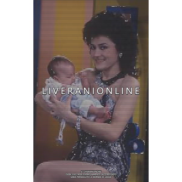 DIAP-RETROSPETTIVA LORY DEL SANTO ATTRICE NELLA FOTO LORY DEL SANTO A MILANO DURANTE LA TRASMISSIONE TELEVISIVA “DRIVE IN“ MENTRE ACCUDISCE IL FIGLIO CONOR CLAPTON NELL\'ANNO 1987 AG ALDO LIVERANI SAS