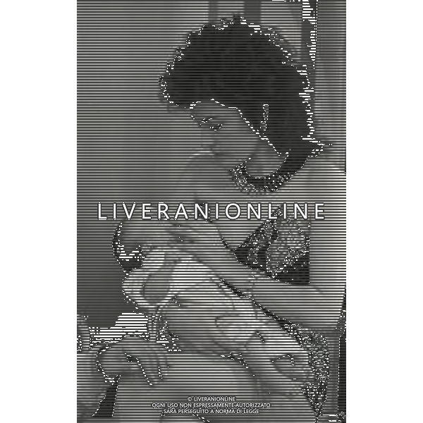 NEG-RETROSPETTIVA LORY DEL SANTO ATTRICE NELLA FOTO LORY DEL SANTO A MILANO DURANTE LA TRASMISSIONE TELEVISIVA “DRIVE IN“ MENTRE ACCUDISCE IL FIGLIO CONOR CLAPTON NELL\'ANNO 1987 AG ALDO LIVERANI SAS