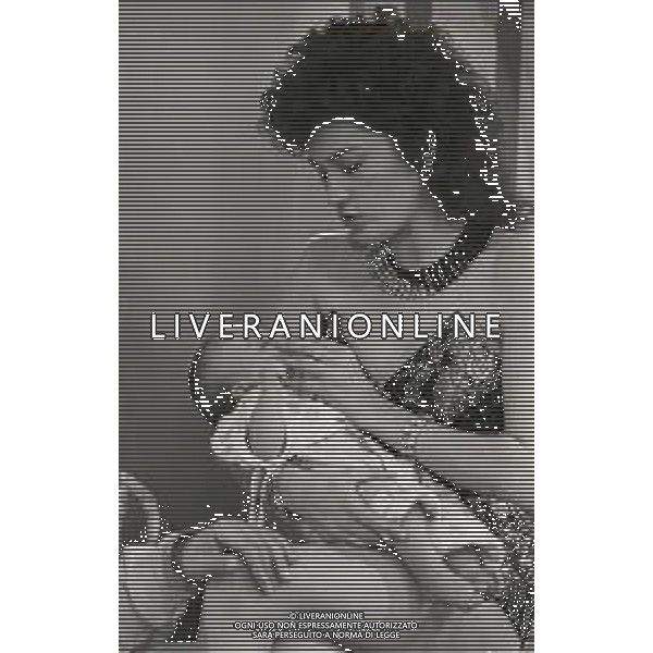 NEG-RETROSPETTIVA LORY DEL SANTO ATTRICE NELLA FOTO LORY DEL SANTO A MILANO DURANTE LA TRASMISSIONE TELEVISIVA “DRIVE IN“ MENTRE ACCUDISCE IL FIGLIO CONOR CLAPTON NELL\'ANNO 1987 AG ALDO LIVERANI SAS