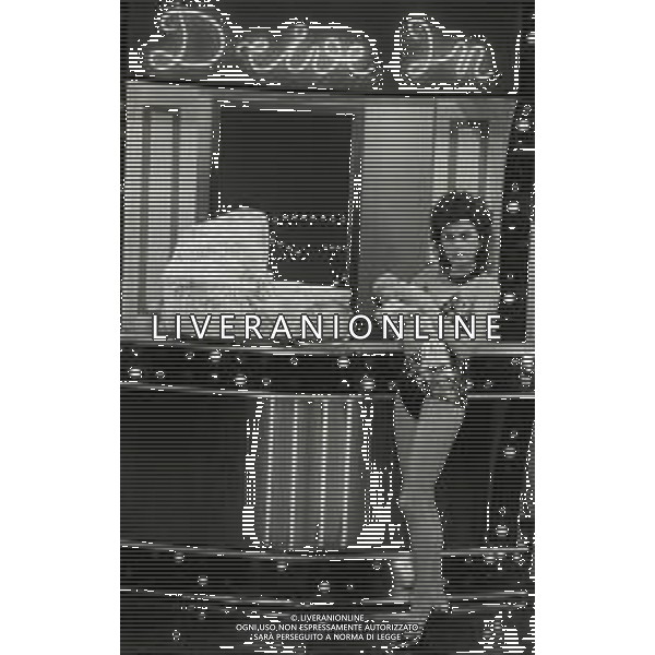 NEG-RETROSPETTIVA LORY DEL SANTO ATTRICE NELLA FOTO LORY DEL SANTO A MILANO DURANTE LA TRASMISSIONE TELEVISIVA “DRIVE IN“ MENTRE ACCUDISCE IL FIGLIO CONOR CLAPTON NELL\'ANNO 1987 AG ALDO LIVERANI SAS