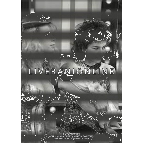 NEG-RETROSPETTIVA LORY DEL SANTO ATTRICE NELLA FOTO LORY DEL SANTO A MILANO DURANTE LA TRASMISSIONE TELEVISIVA “DRIVE IN“ MENTRE ACCUDISCE IL FIGLIO CONOR CLAPTON NELL\'ANNO 1987 AG ALDO LIVERANI SAS