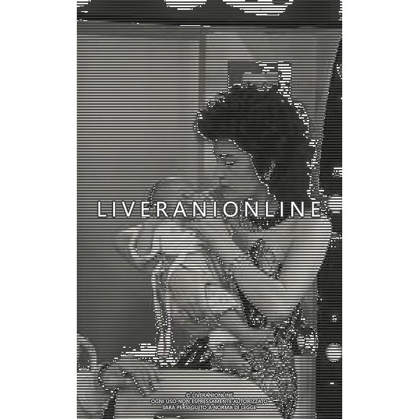 NEG-RETROSPETTIVA LORY DEL SANTO ATTRICE NELLA FOTO LORY DEL SANTO A MILANO DURANTE LA TRASMISSIONE TELEVISIVA “DRIVE IN“ MENTRE ACCUDISCE IL FIGLIO CONOR CLAPTON NELL\'ANNO 1987 AG ALDO LIVERANI SAS