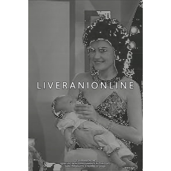 NEG-RETROSPETTIVA LORY DEL SANTO ATTRICE NELLA FOTO LORY DEL SANTO A MILANO DURANTE LA TRASMISSIONE TELEVISIVA “DRIVE IN“ MENTRE ACCUDISCE IL FIGLIO CONOR CLAPTON NELL\'ANNO 1987 AG ALDO LIVERANI SAS