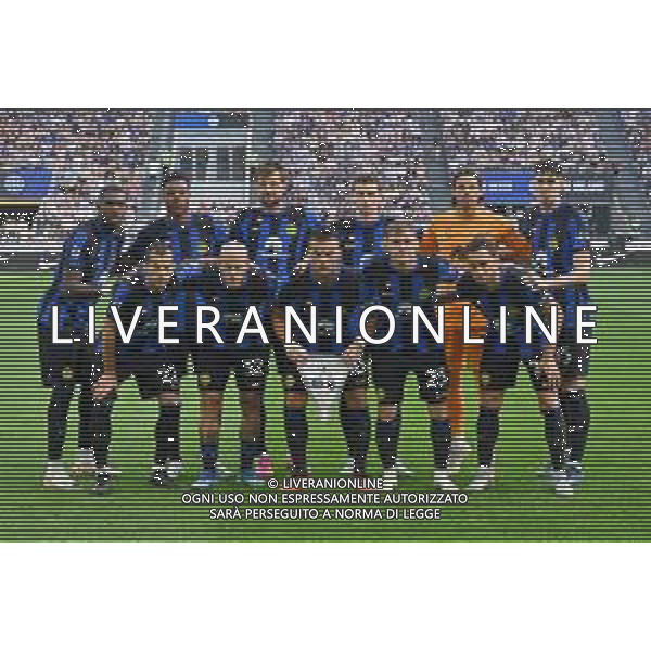 Inter vs Bologna nella foto formazione Inter, in piedi da SX Marcus Thuram, Denzel Dumfries, Francesco Acerbi, Benjamin Pavard, Yann Sommer e Alessandro Bastoni; in basso da SX Henrikh Mkhitaryan, Federico Dimarco, Lautaro Martinez, Nicolo\' Barella e Hakan Calhanoglu Milano 07-10-2023 Stadio Giuseppe Meazza - San Siro Campionato Serie A TIM - 8a giornata foto Roberto Garavaglia/ag. Aldo Liverani sas