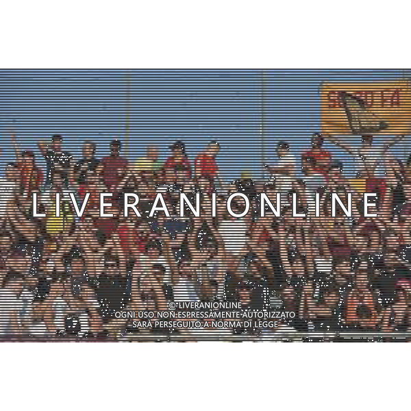 8-10-2023. Cagliari calcio-A.S. Roma. 8° giornata campionato calcio italiano Serie A 2023/2024, Stadio Unipol Domus Cagliari. Foto Salvatore Moi/Agenzia Aldo Liverani s.a.s. Nella foto: Tifosi Roma in trasferta, nel settore ospiti dello stadio Unipol Domus di Cagiari ©MOI SALVATORE / AGENZIA ALDO LIVERANI SAS