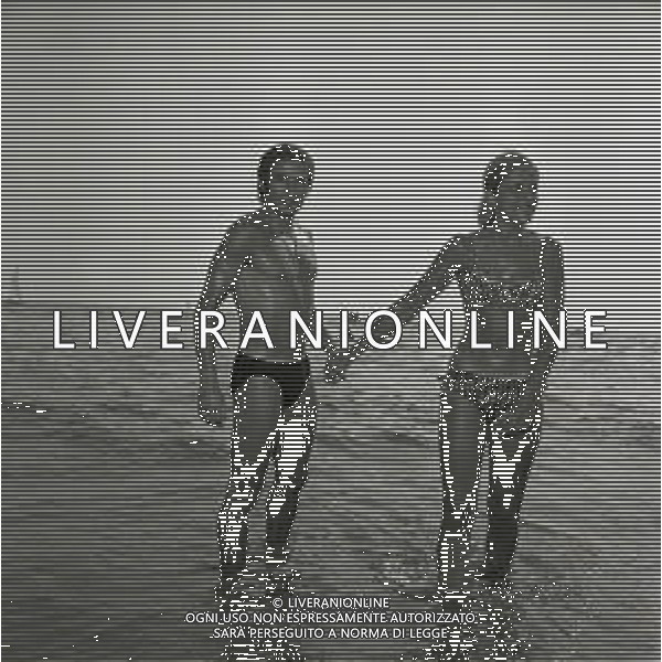 NEG-RETROSPETTIVA LUCIANO CHIARUGI CALCIATORE NELLA FOTO LUCIANO CHIARUGU CON LA FIDANZATA LAURA LANDINI NELL\'ANNO 1969 A VIAREGGIO AG ALDO LIVERANI SAS