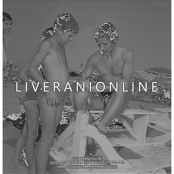 NEG-RETROSPETTIVA LUCIANO CHIARUGI CALCIATORE NELLA FOTO LUCIANO CHIARUGU CON LA FIDANZATA LAURA LANDINI NELL\'ANNO 1969 A VIAREGGIO AG ALDO LIVERANI SAS