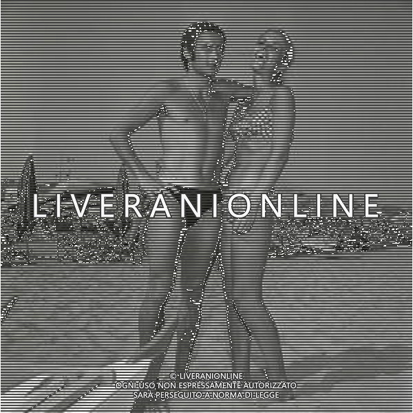 NEG-RETROSPETTIVA LUCIANO CHIARUGI CALCIATORE NELLA FOTO LUCIANO CHIARUGU CON LA FIDANZATA LAURA LANDINI NELL\'ANNO 1969 A VIAREGGIO AG ALDO LIVERANI SAS