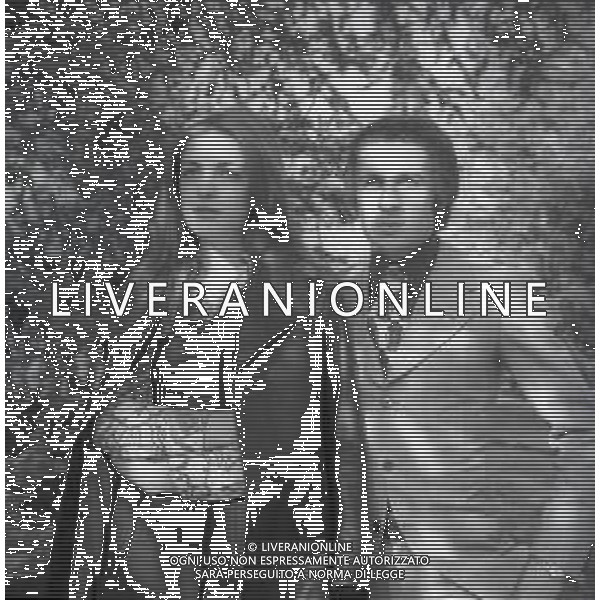 NEG-RETROSPETTIVA LUCIANO CHIARUGI CALCIATORE NELLA FOTO LUCIANO CHIARUGU CON LA FIDANZATA LAURA LANDINI NELL\'ANNO 1970 A FIRENZE AG ALDO LIVERANI SAS