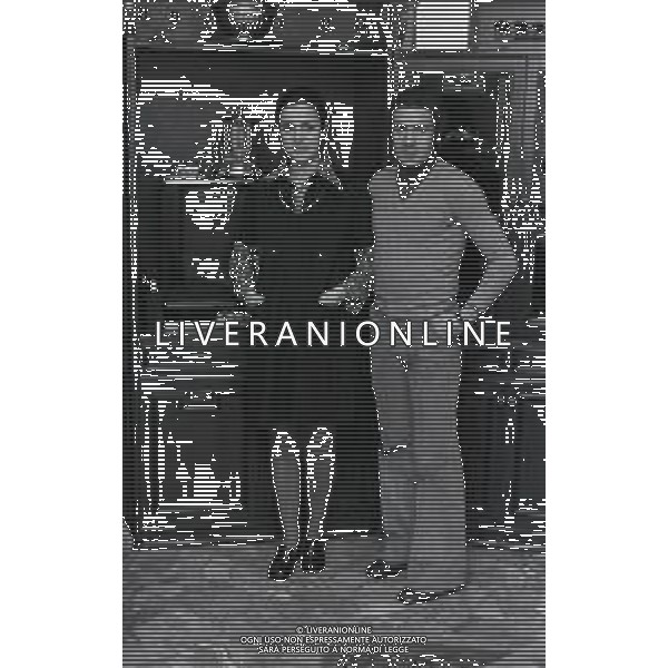 NEG-RETROSPETTIVA LUCIANO CHIARUGI CALCIATORE NELLA FOTO LUCIANO CHIARUGU CON LA MOGLIE LAURA E I FIGLI CRISTINA E MATTEO NELL\'ANNO 1975 AG ALDO LIVERANI SAS
