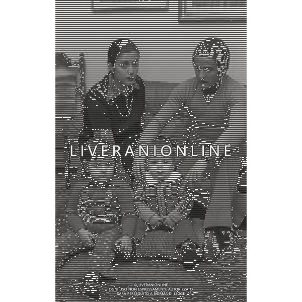 NEG-RETROSPETTIVA LUCIANO CHIARUGI CALCIATORE NELLA FOTO LUCIANO CHIARUGU CON LA MOGLIE LAURA E I FIGLI CRISTINA E MATTEO NELL\'ANNO 1975 AG ALDO LIVERANI SAS