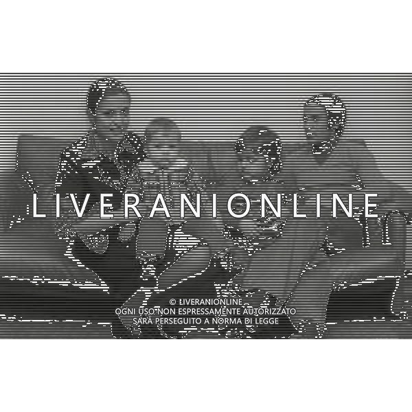 NEG-RETROSPETTIVA LUCIANO CHIARUGI CALCIATORE NELLA FOTO LUCIANO CHIARUGU CON LA MOGLIE LAURA E I FIGLI CRISTINA E MATTEO NELL\'ANNO 1975 AG ALDO LIVERANI SAS