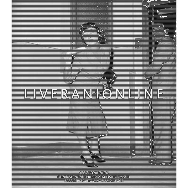 Oriana Fallaci Giornalista Scrittrice con il fotografo Sandro Vespasiani a Roma negli anni \'60 Ph Archivio Giovanni Liverani/Ag. Aldo Liverani