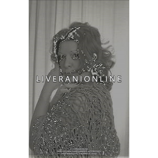 NEG-RETROSPETTIVA MILLA SANNONER ATTRICE NELLA FOTO MILLA SANNONER A MILANO NELL\'ANNO 1970 NELLA SUA ABITAZIONE  AG ALDO LIVERANI SAS
