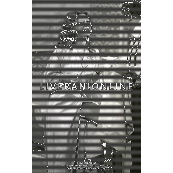 NEG-RETROSPETTIVA MILLA SANNONER ATTRICE NELLA FOTO MILLA SANNONER CON FRANCO FRANCHI A MILANO NELL\'ANNO 1975 TRASMISSIONE RAI AG ALDO LIVERANI SAS  