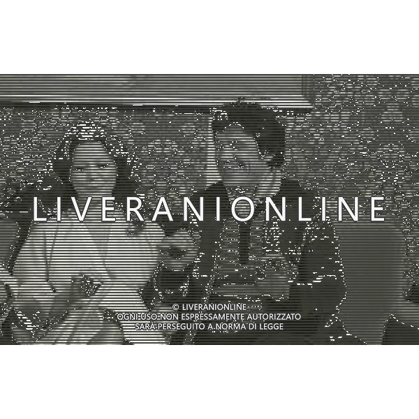 NEG-RETROSPETTIVA MILLA SANNONER ATTRICE NELLA FOTO MILLA SANNONER CON FRANCO FRANCHI A MILANO NELL\'ANNO 1975 TRASMISSIONE RAI AG ALDO LIVERANI SAS  