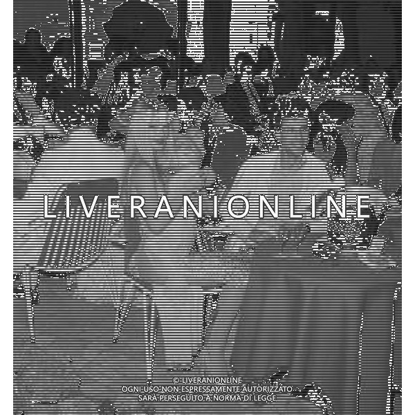 1978 RETROSPETTIVA ILONA STALLER ATTRICE NELLA FOTO ILONA STALLER (CICCIOLINA) A RICCIONE CON IL FOTOGRAFO RICCARDO SCHICCHI AG ALDO LIVERANI SAS