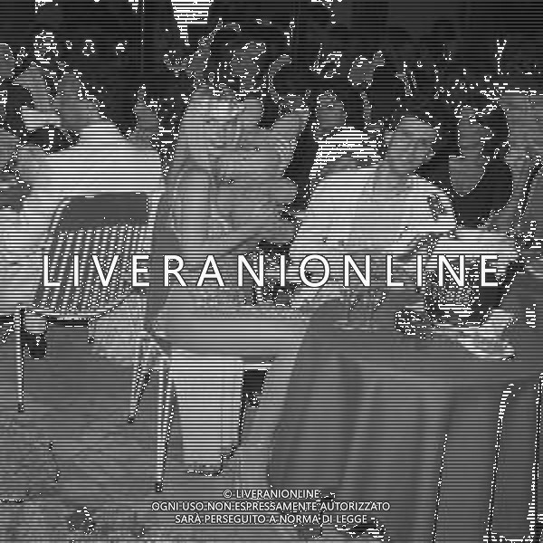 1978 RETROSPETTIVA ILONA STALLER ATTRICE NELLA FOTO ILONA STALLER (CICCIOLINA) A RICCIONE CON IL FOTOGRAFO RICCARDO SCHICCHI AG ALDO LIVERANI SAS