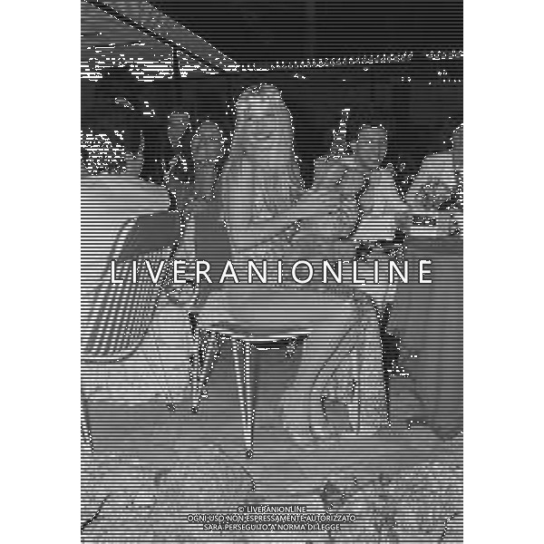 1978 RETROSPETTIVA ILONA STALLER ATTRICE NELLA FOTO ILONA STALLER A RICCIONE CON IL FOTOGRAFO RICCARDO SCHICCHI AG ALDO LIVERANI SAS