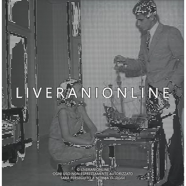 NEG-RETROSPETTIVA GIANNI RIVERA CALCIATORE NELLA FOTO GIANNI RIVERA CON LA FIDANZATA ANNA SPIAGGI NELL\'ANNO 1967 A MILANO AG ALDO LIVERANI SAS