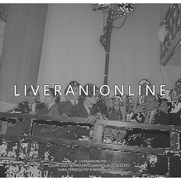 NEG-RETROSPETTIVA GIANNI RIVERA CALCIATORE NELLA FOTO GIANNI RIVERA COI COMPAGNI DI SQUADRA DEL MILAN PRESENZIANO ALLA PRIMA DELLA RIVISTA DEL RUGANTINO NELL\'ANNO 1964 A MILANO AG ALDO LIVERANI SAS