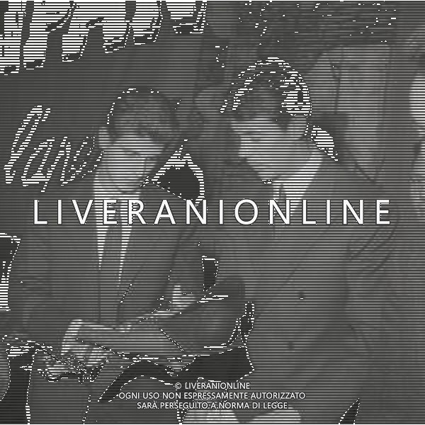 NEG-RETROSPETTIVA GIANNI RIVERA CALCIATORE NELLA FOTO GIANNI RIVERA COI COMPAGNI DI SQUADRA DEL MILAN PRESENZIANO ALLA PRIMA DELLA RIVISTA DEL RUGANTINO NELL\'ANNO 1964 A MILANO AG ALDO LIVERANI SAS