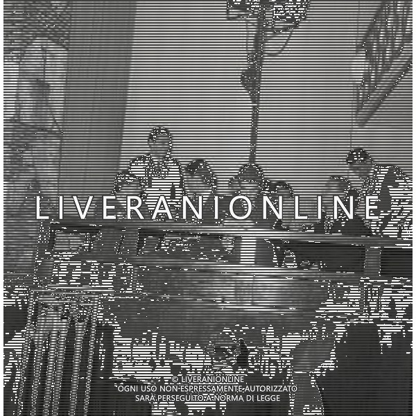 NEG-RETROSPETTIVA GIANNI RIVERA CALCIATORE NELLA FOTO GIANNI RIVERA COI COMPAGNI DI SQUADRA DEL MILAN PRESENZIANO ALLA PRIMA DELLA RIVISTA DEL RUGANTINO NELL\'ANNO 1964 A MILANO AG ALDO LIVERANI SAS