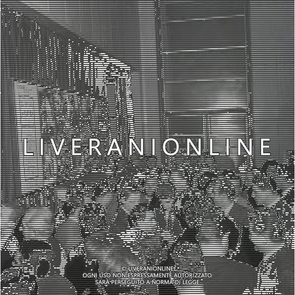 NEG-RETROSPETTIVA GIANNI RIVERA CALCIATORE NELLA FOTO GIANNI RIVERA COI COMPAGNI DI SQUADRA DEL MILAN PRESENZIANO ALLA PRIMA DELLA RIVISTA DEL RUGANTINO NELL\'ANNO 1964 A MILANO AG ALDO LIVERANI SAS