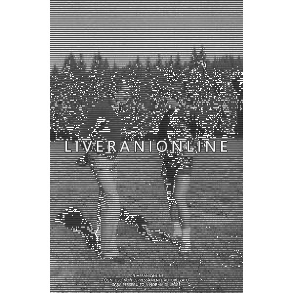 NEG-RETROSPETTIVA GIANNI RIVERA CALCIATORE NELLA FOTO GIANNI RIVERA AD ASIAGO NELL\'ANNO 1975 IN ALLENAMENTO CON IL PRESIDENTEDEL MILAN GIUSEPPE FARINA AG ALDO LIVERANI SAS 