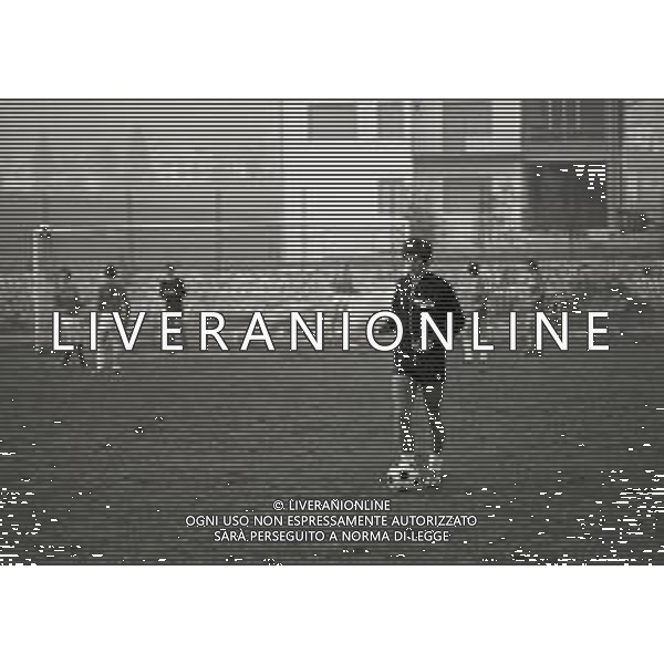 NEG-RETROSPETTIVA GIANNI RIVERA CALCIATORE NELLA FOTO GIANNI RIVERA AD ASIAGO NELL\'ANNO 1975 IN ALLENAMENTO AG ALDO LIVERANI SAS 